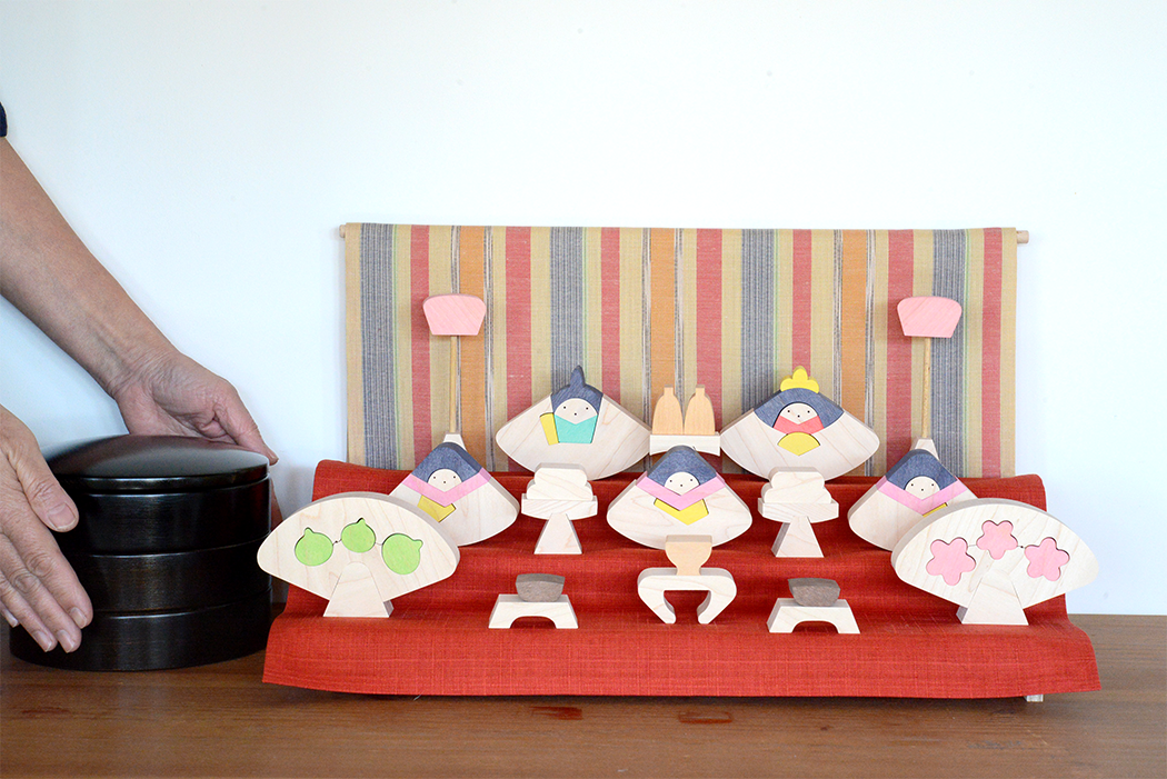 2026年1月小黒三郎組み木のひな人形 「円びな三段飾り普通垂幕(黄